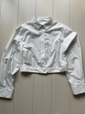 emmi 화이트 크롭 셔츠 ONE SIZE