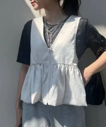JEANASIS 새틴 페플럼 지퍼 베스트