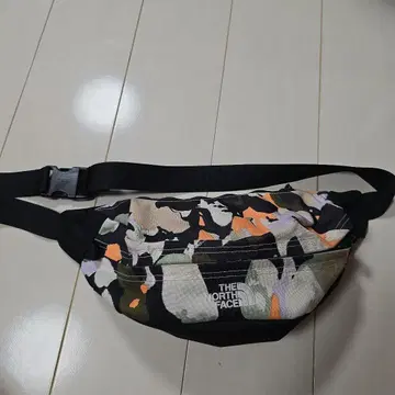 THE NORTH FACE 카모플라쥬 바디백