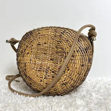 rodo 숄더백 바스켓 백 크로스 바디 등나무 스터드 가죽
