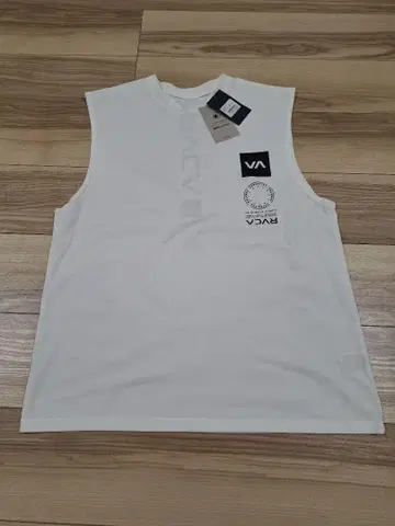 RVCA 루카 M 사이즈 슬리브리스 화이트