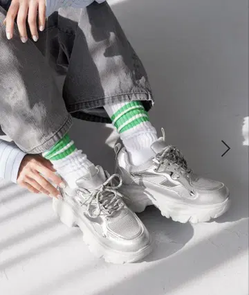 볼륨 스니커즈