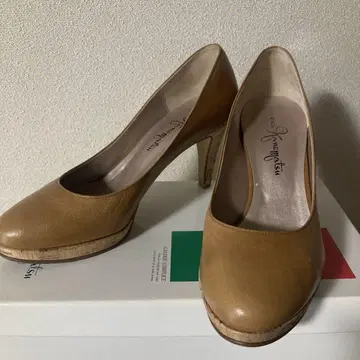 긴자 카네마츠 베이지 펌프스