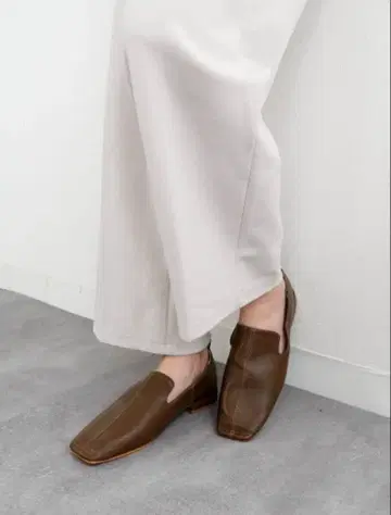 브라운 가죽 스퀘어토 로퍼