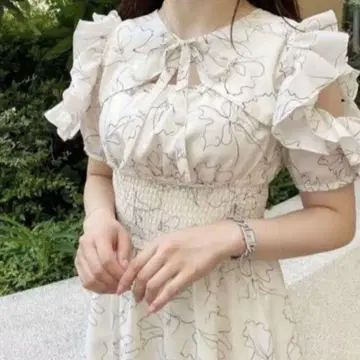 evelyn 어깨가 드러난 원피스 화이트 꽃무늬