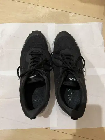 휠라 블랙 러닝화