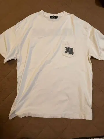 XLARGE 화이트 티셔츠 포켓 부착