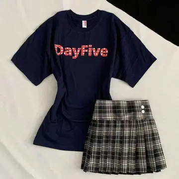 DayFive 티셔츠와 체크 미니 스커트 세트