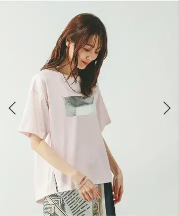 요시타카 유리코 착용/리치 클린 프린트 T 반팔 페일 핑크