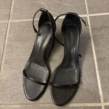 블랙 스트랩 샌들 힐 4cm