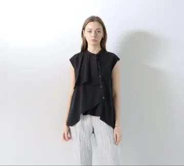 레이어드 디자인 블랙 슬리브리스 셔츠