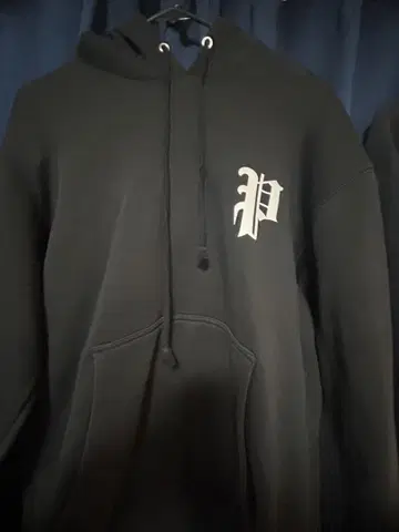 블랙 후드티 P 로고 PHATRNK