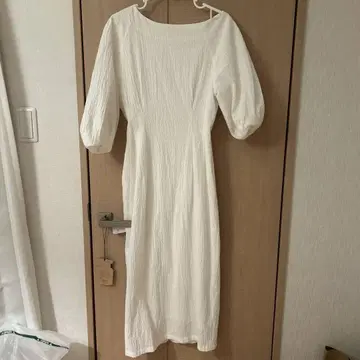 화이트 무릎 기장 원피스
