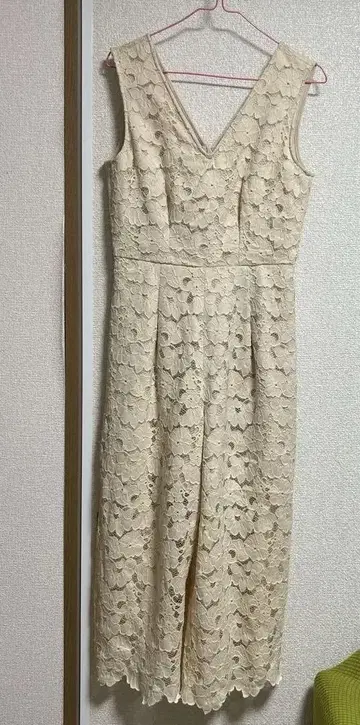 베이지 레이스 V 넥 맥시 드레스