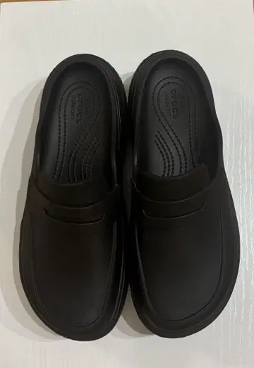 Crocs 블랙 통굽 로퍼 샌들