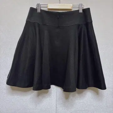 블랙 플레어 스커트 뒷면 지퍼
