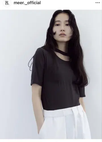 meer. NECK SLIT SHEER TOP 메아 블랙