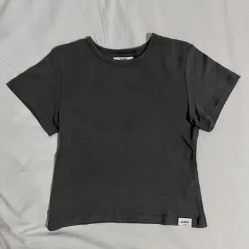 GLOWNY G BABY TEE CHARCOAL 다크 그레이