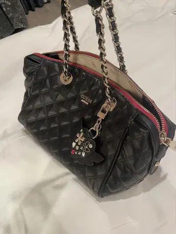 GUESS 블랙 퀼팅 백