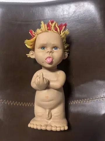 커스텀 인형 혀를 내밀고 빨간색과 노란색 머리