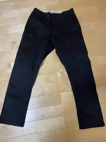 +J 블랙 치노 팬츠