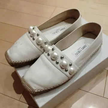 JIMMY CHOO 펄 장식 화이트 슬립온
