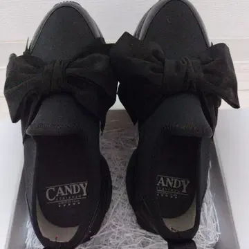 CANDY STRIPPER 블랙 리본 포함 스니커즈