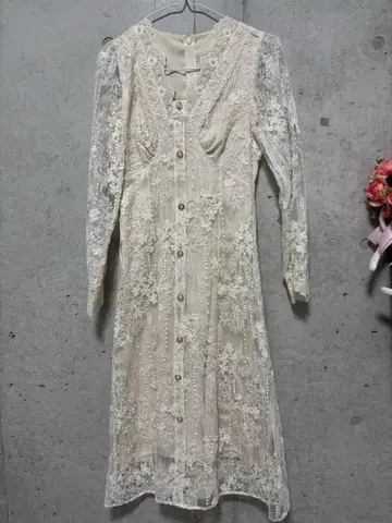 아이보리 레이스 장식 긴팔 원피스