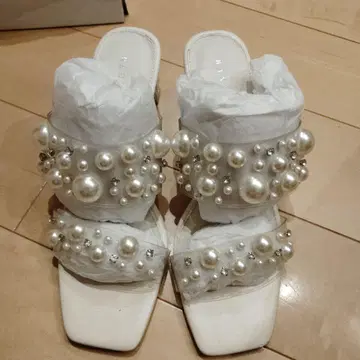 화이트 펄 장식 스트랩 샌들