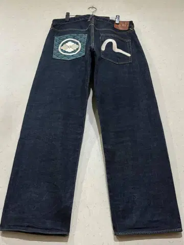 EVISU 에비수 에비수 가문 문양 및 갈매기 자수 셀비치 데님 팬츠