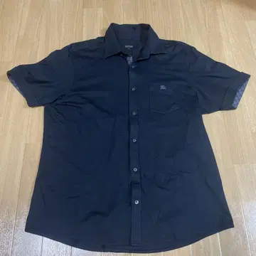 블랙 반팔 셔츠 가슴 포켓 부착