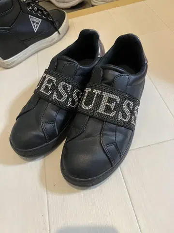 GUESS 블랙 스니커즈 비쥬 장식 새상품급 23.5cm