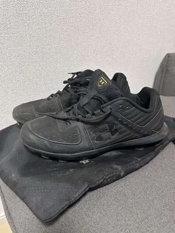 Under Armour 블랙 스파이크 슈즈