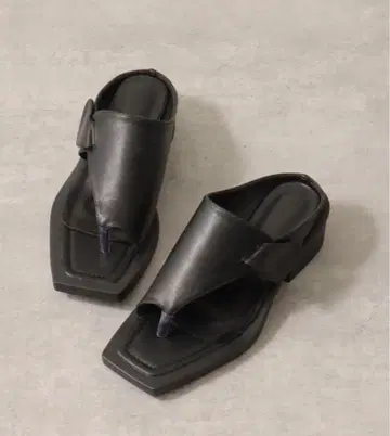 AIC. 블랙 톤그 스퀘어 샌들