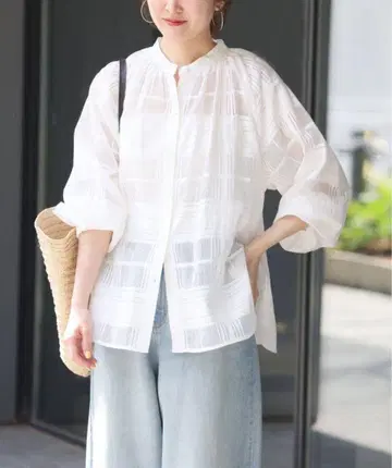 화이트 체크 무늬 벌룬 슬리브 셔츠