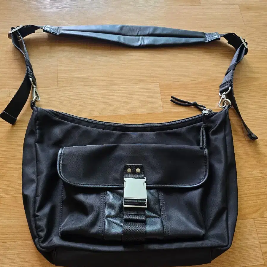 MAISON MINED | 메종미네드 Maison Mined Chain Crossbody Bag