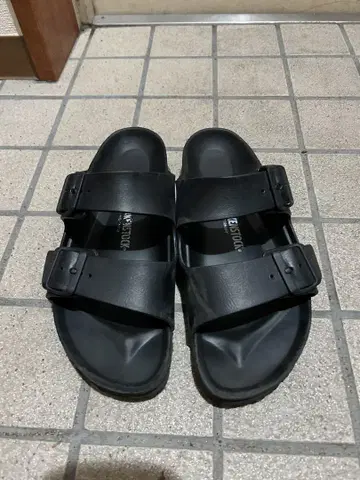 버켄스탁 블랙 스트랩 샌들