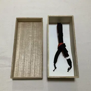 블랙과 오렌지색 겉옷 끈 오동나무 상자 포함
