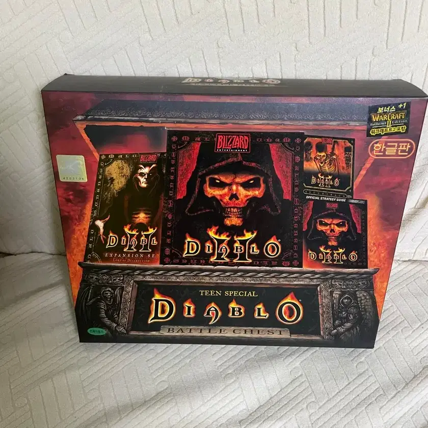 Diablo II Tin Special Battle Chest components excluding the main