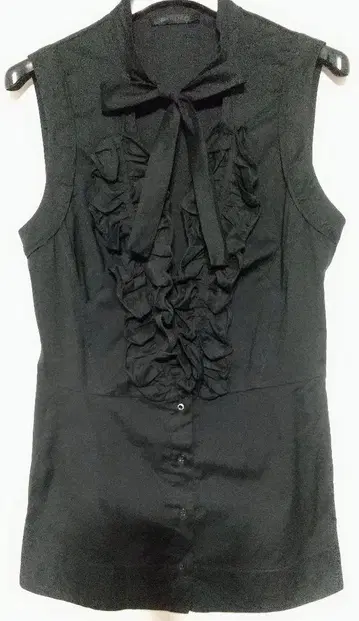 PINKO 프릴이 달린 블랙 슬리브리스 셔츠