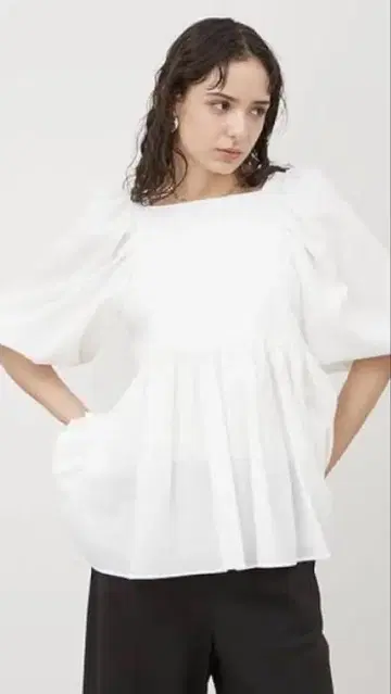 미라 오웬 백 리본 벌룬 슬리브 튜닉
