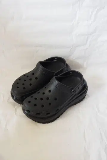 Crocs 블랙 크로그 샌들