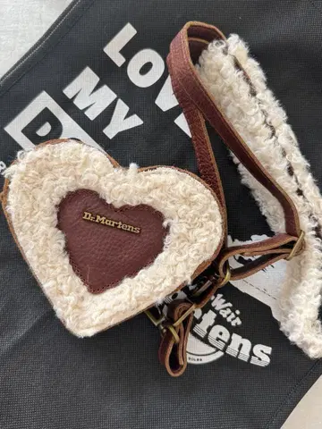 Dr.Martens 하트 모양 숄더백