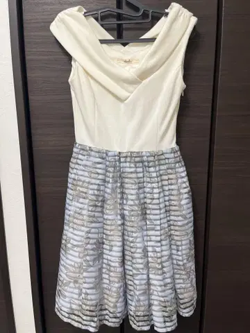 dazzlin 무릎 기장 슬리브리스 원피스