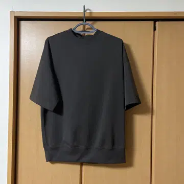 엔할리우드 차콜 그레이 크루넥 티셔츠