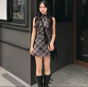 체크 무늬 슬리브리스 미니 원피스 emmy S 새상품