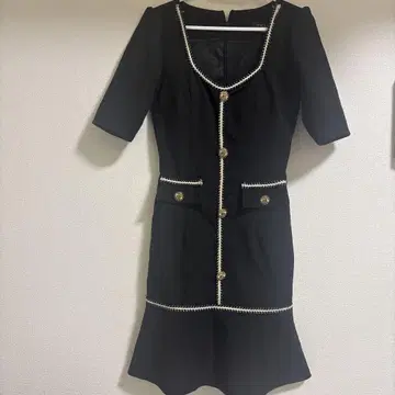 타이트 핏 블랙 드레스 반팔 플레어