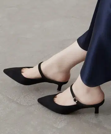 루타론 4.5cm 스트랩 뮬 블랙 블랙 스웨이드 S 사이즈