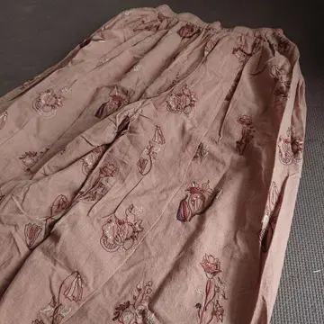 새상품 츠하루 꽃무늬 올 자수 턱 팬츠