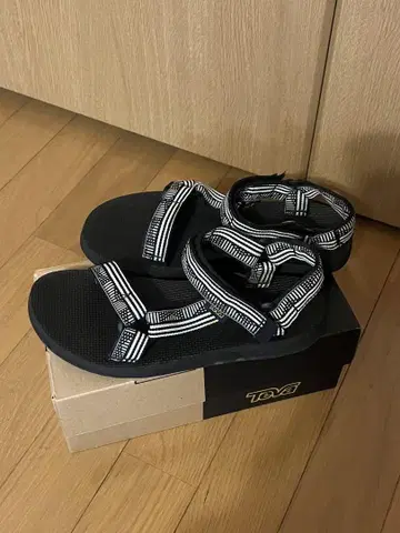 Teva 샌들 블랙 화이트